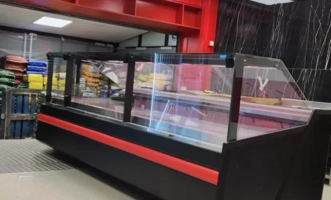 Installation de vitrine d'exposition pour boucherie à Bordeaux
